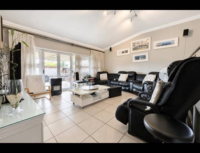 3 BEDROOM TOWNHOUSE FOR SALE IN SANDOWN
